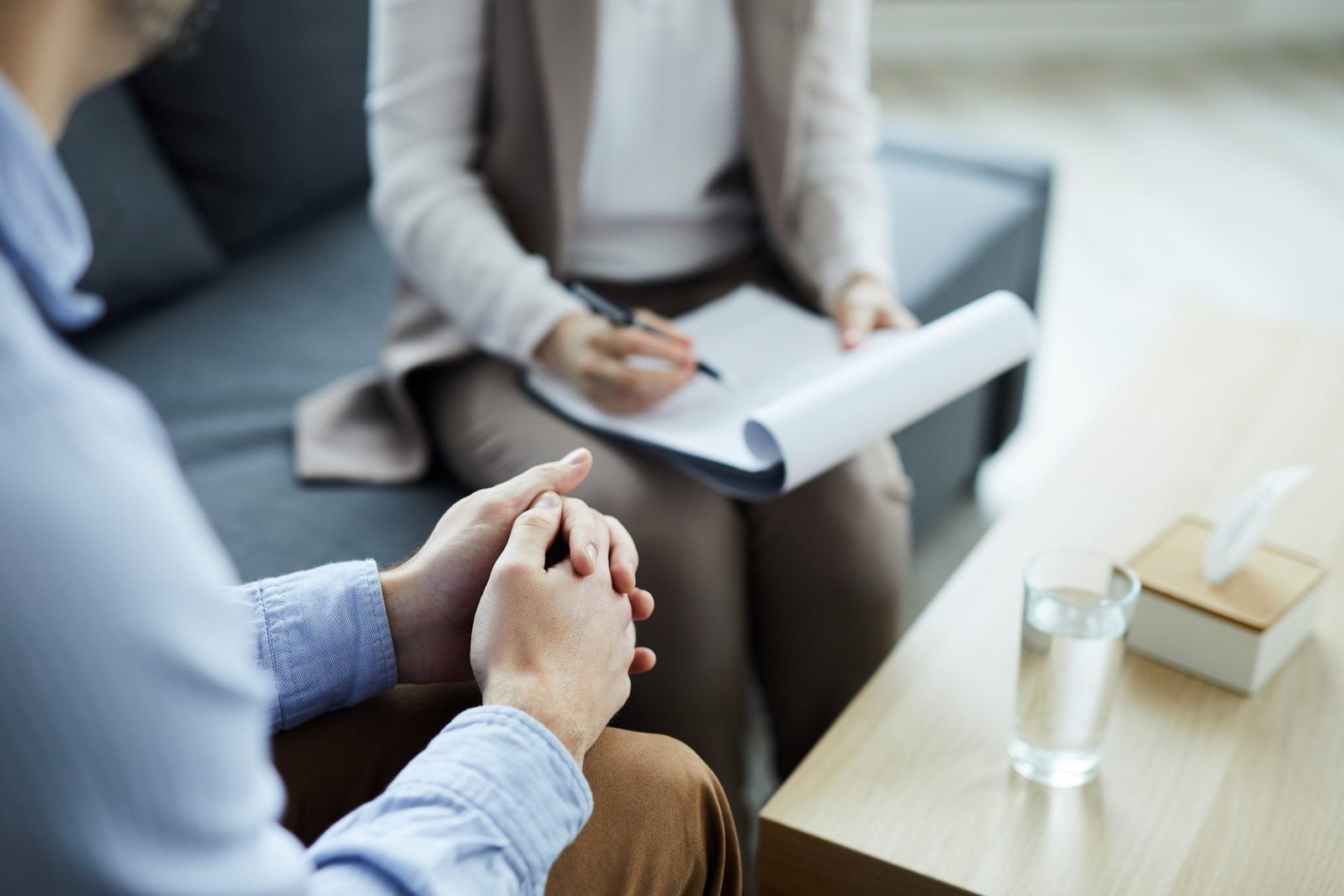 Psicoterapeuta acompañando a una paciente en consulta en Centro Imagina, León