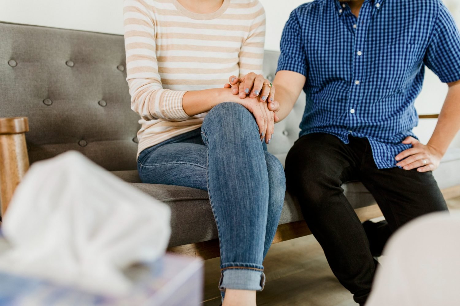 Pareja en sesión de terapia de pareja en Centro Imagina